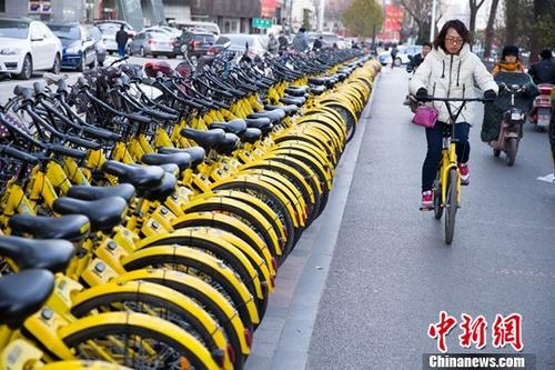 资料图:山西太原,民众正在使用共享单车。<a target='_blank' href='http://www.chinanews.com/'>中新社</a>记者 张云 摄