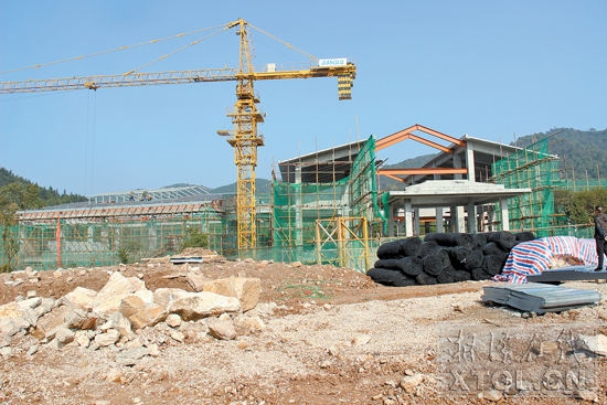 途居昭山国际房车露营地加快建设,游客接待服务中心主体基本完工。(马贵 摄)