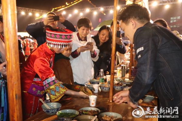 (夜龙宴,为游客奉上水酒)