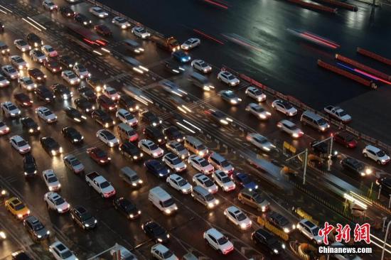 资料图:公路拥堵。泱波 摄