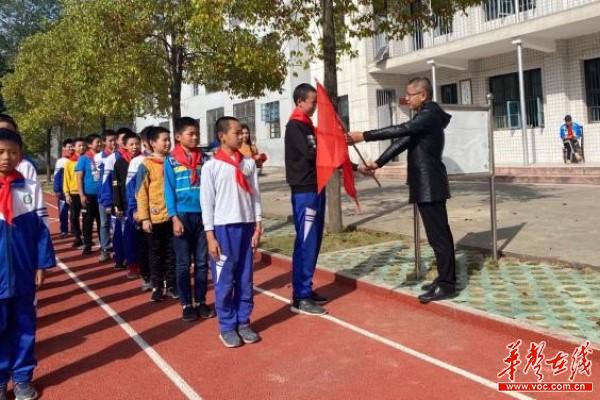 安乡县大杨树中学：让童年和红领巾一起飞扬2.jpg