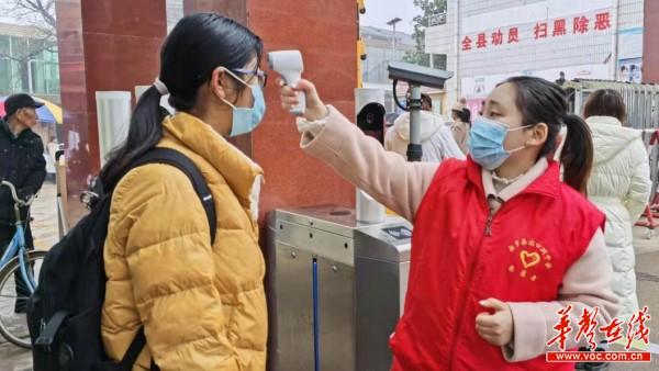 常德市安乡县出口洲中学：今春开学别样牛3.jpg