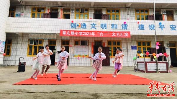 5童心飞扬”文艺汇演　欢度六一儿童节1.jpg