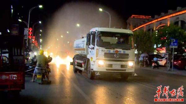 洒水车变“消毒车”，做好公共区域消毒8.92.jpg